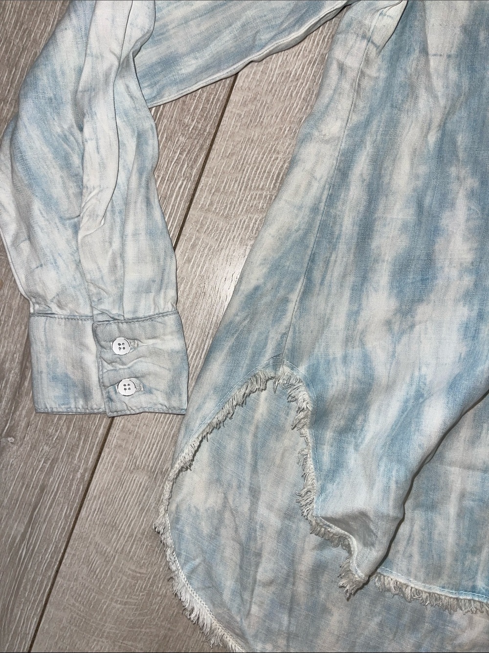 Bella Dahl Light Blue Tie-Dye Button-Up Shirt with fray detail XS- never worn! - Picture 7 of 9
